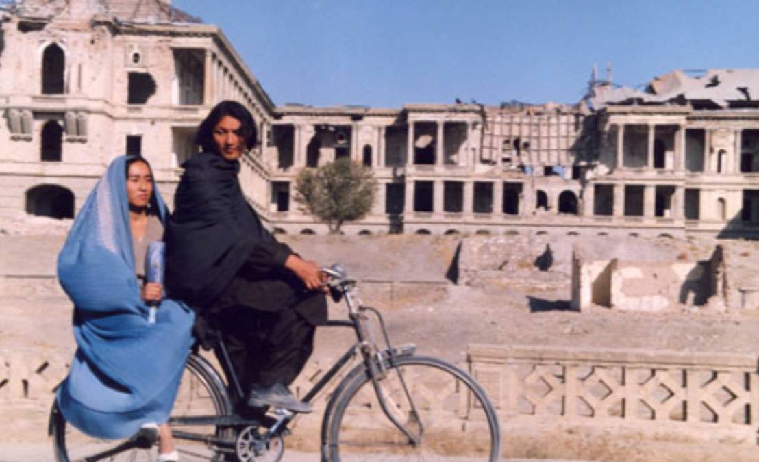 Femeia afgană înainte și acum: lecturi posibile prin intermediul filmului La ora cinci după-amiaza (2003) al Samirei Makhmalbaf